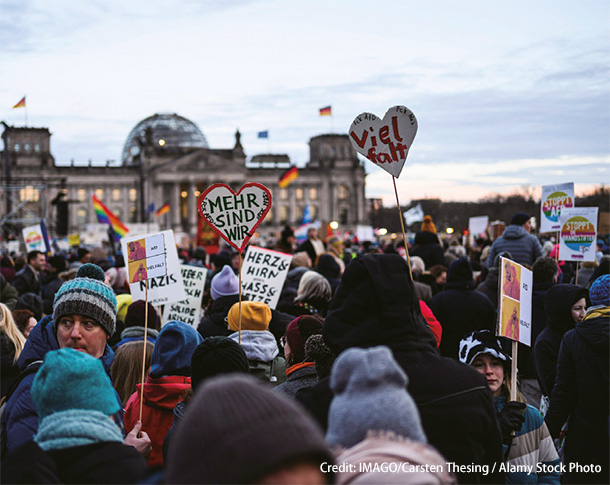 1月21日、ベルリンの連邦議会議事堂前に集まったデモ参加者たち