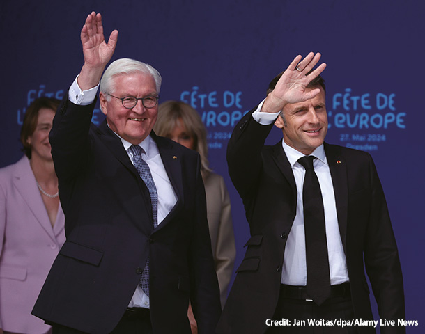 5月27日にドレスデンで演説をしたマクロン仏大統領（右）とシュタインマイヤー独大統領（左）