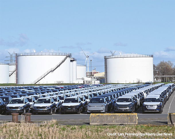 エムデンにあるVW工場の港で出荷を待つ新車