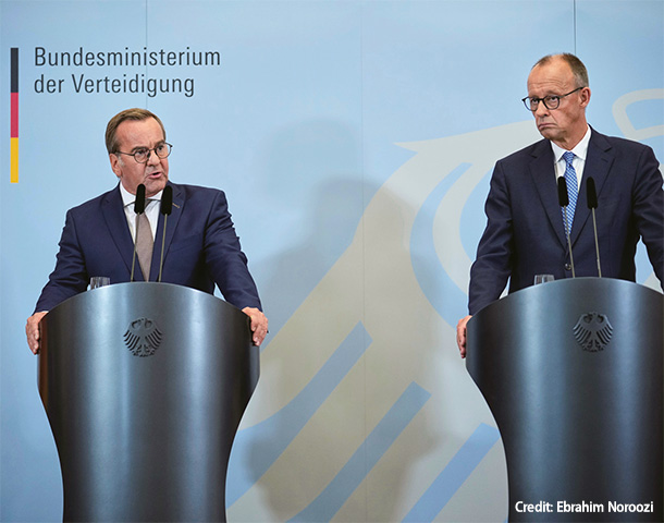 8月27日の閣議後、記者会見で話すピストリウス国防大臣（SPD）とメルツ首相（CDU）