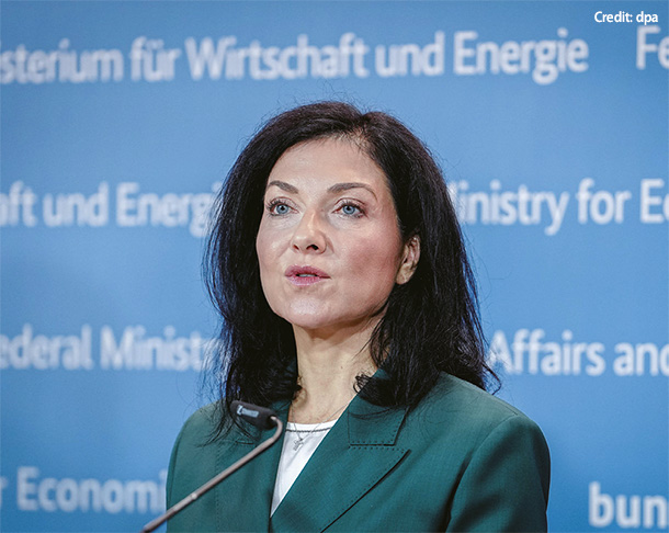 9月15日、ベルリンでの記者会見に臨むライヒェ大臣