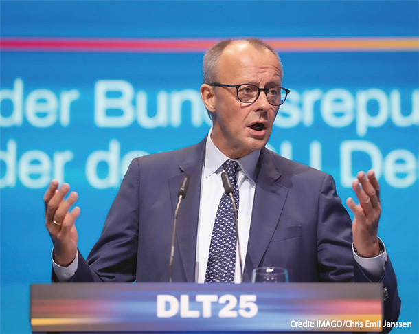 11月15日、南バーデン地方ルストで開かれたJUの大会で演説するメルツ氏