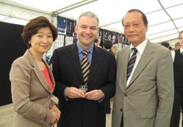 上野ミュラー氏（左）、デル・モネゴ氏（中央）と丸山総領事
