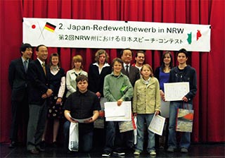 表彰された参加者と丸尾総領事（写真中央）、ケルン文化会館・岩澤さん、森ANAドイツ・中欧地区総括支店長、デュッセルドルフ市民大学・ロース先生（写真左から）