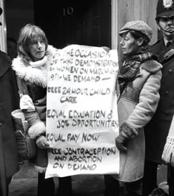 英首相官邸前で男女同権、自由を訴える女性たち（1971年