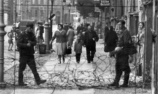 1961年8月15日、ベルリン・ミッテ、Ruppiner Straßeでの壁建設の光景