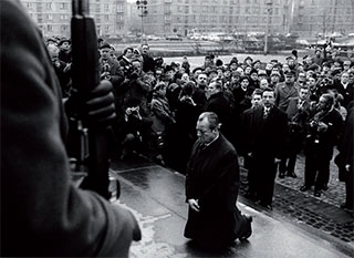 ワルシャワのゲットー英雄記念碑の前でひざまずくブラント首相