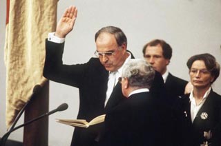 1982年10月1日、連邦議会での内閣不信任案可決によって新首相となり、宣誓するヘルムート・コール