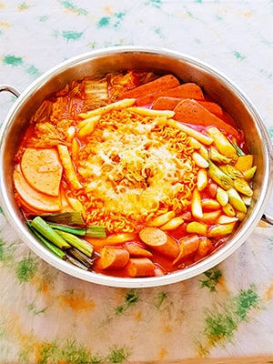 ホットな韓国鍋料理で温まろう!