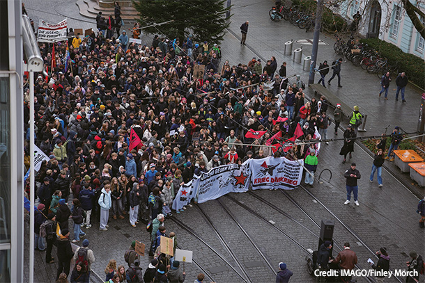 5日に行われた反対デモには、ドイツ全体で5万5000人が参加した。写真はフライブルクのデモの様子