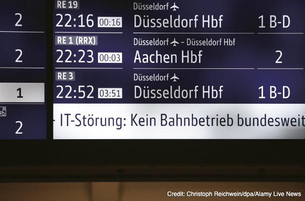 6月23日、デュイスブルク駅の電子掲示板に記された「IT障害のため全国的に運休」の文字