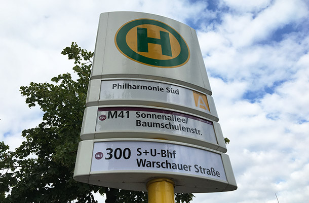 フィルハーモニー前のバス停に表示された新路線