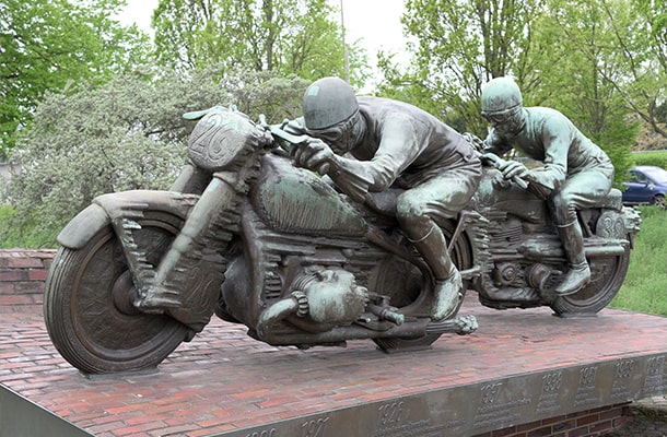入場ゲート跡地に鎮座する、オートバイの彫刻