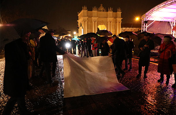 ポツダム・ルイーゼ広場で行われた民主化運動記念碑の除幕式