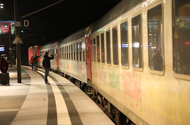 ベルリン中央駅を発車するストックホルム行きの夜行列車