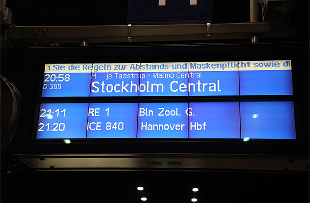 電光掲示板に表示された「ストックホルム中央駅行き」の文字