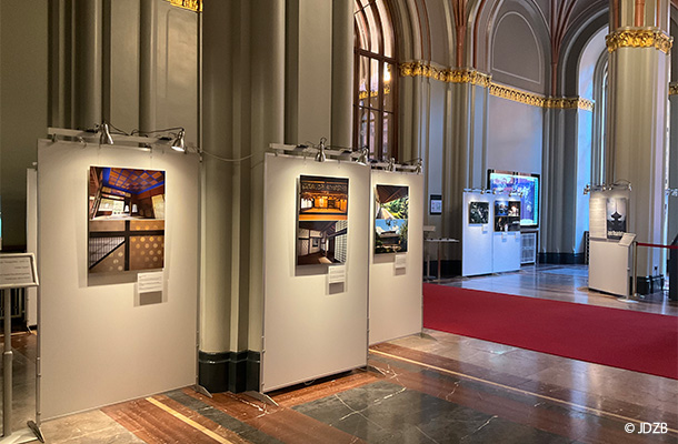 赤の市庁舎で開催された展覧会の様子