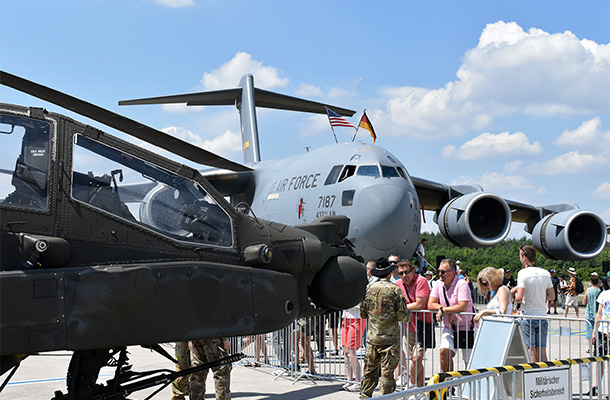 米軍の対戦車ヘリコプターAH-64「アパッチ」とC-17輸送機