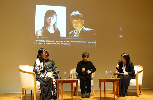 ベルリン日独センターで行われたアーティスト・トークの模様。青木涼子（写真左）、細川俊夫（右から2番目）