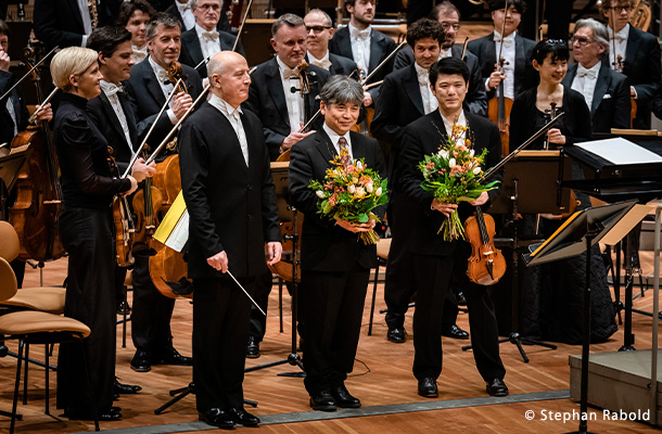 ベルリン・フィルによる「祈る人」世界初演の演奏会から。左からパーヴォ・ヤルヴィ、細川氏、樫本大進氏