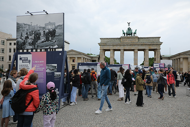 ブランデンブルク門前で始まった終戦80年の野外展示