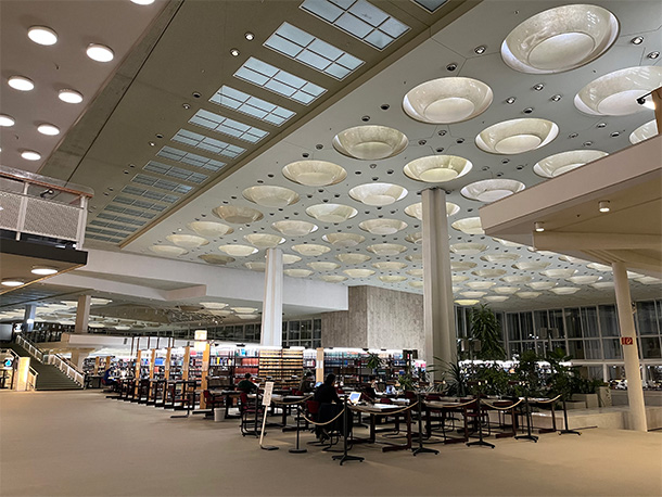 ベルリン州立図書館ポツダム通り館。天井の窪みから自然光が降り注ぎ、室内にいても野外との接点を感じられる気持ちのいい光を感じることができます