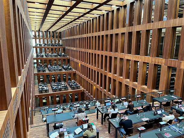 フンボルト大学の大学図書館。吹き抜けの向こう側には同じレイアウトで席が並んでいるため、合わせ鏡を見ているような感覚に