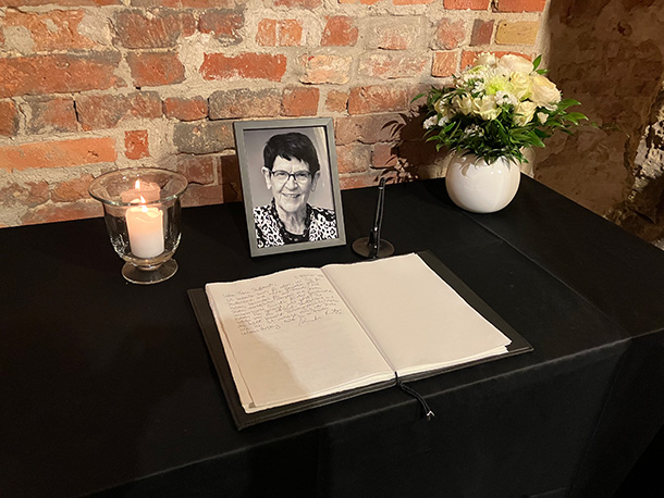 ドイツドームに設置されたリタ・ジュスムートさんの記帳台