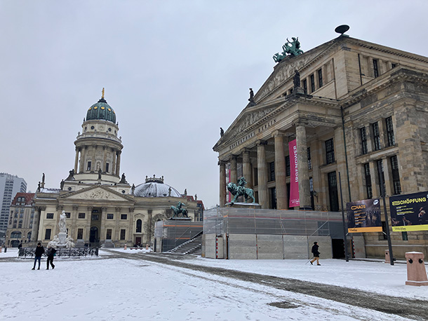 ジャンダルメンマルクト広場のドイツドーム（左）