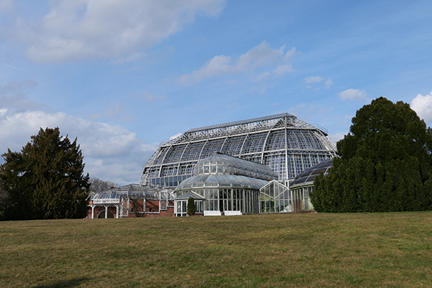 奥に見える大きなアーチ状の建物が大温室。2009年に大規模な改修工事が行われ、歴史的外観を保ちながら内部環境がアップデートされました