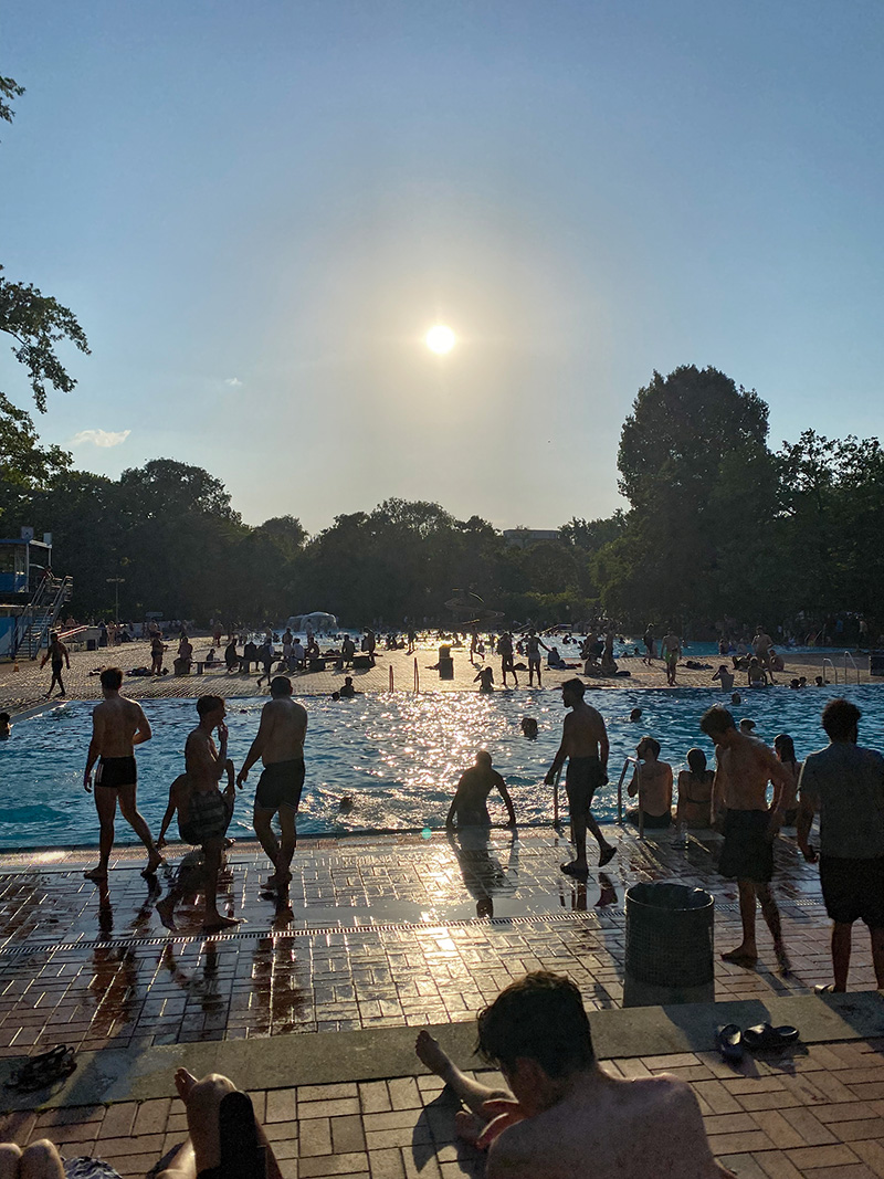 Sommerbad Kreuzbergの様子。奥にウォータースライダーがあり、泳げなくても安心。