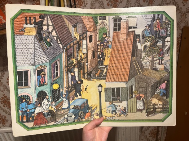 扉を開くと当時の雑誌や新聞を覗ける仕組み。ヴェルナー・クレムケの表紙のイラストが特徴の「Das Magazin」