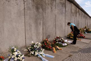 壁建設50周年の式典に際し、ドイツの各政党から贈られた花束