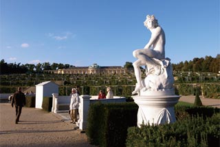サンスーシ宮殿とその下に広がる美しい庭園
