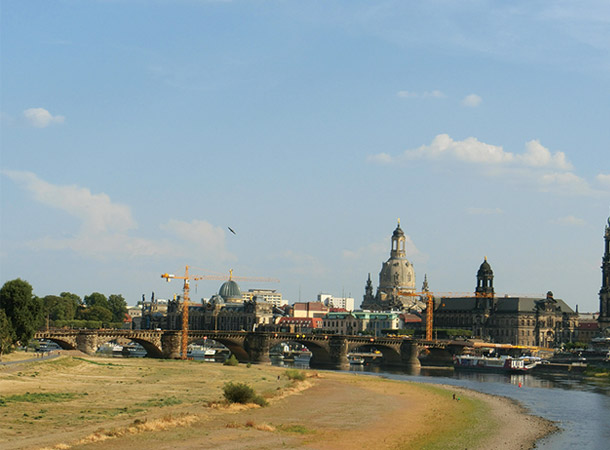 エルベ川を挟んで、新市街（写真左）と旧市街（同右）を結ぶアウグスト橋