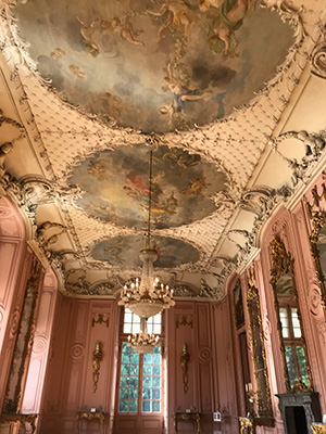 城内の美しい天井画とシャンデリア