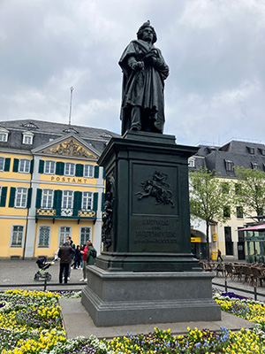 ミュンスター広場にあるベートーヴェン像