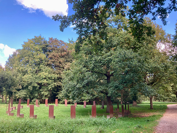 屋外にも大小さまざまな作品が展示されています