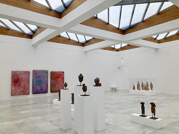 自然光を使用したヘーリッヒ設計の展示館の内部