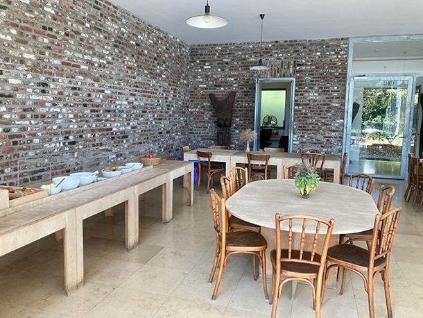 敷地内にあるカフェテリアでは無料で軽食が楽しめます