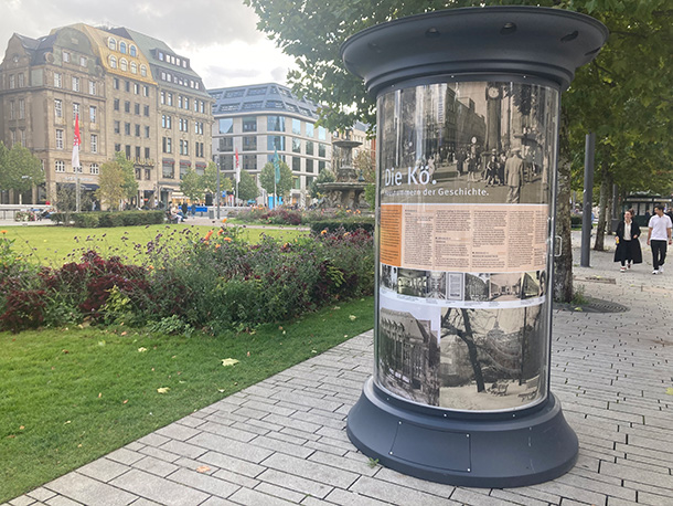 柱に沿って当時の歴史を伝える資料が貼られています