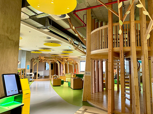 木材を多用しライン川の四季を表現したという絵本コーナー