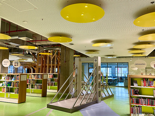 ライン川にかかる橋がモチーフのオブジェは子どもに人気の遊具