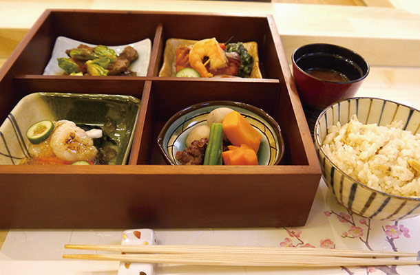 松花堂弁当、刺身付きの豪華版と、昼懐石の3種類