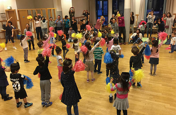 運動会で元気に踊る子どもたち