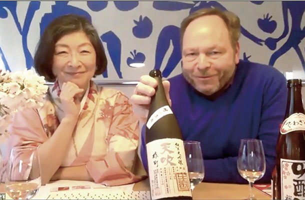 日本酒のレクチャーをするウエノグルメのお二人