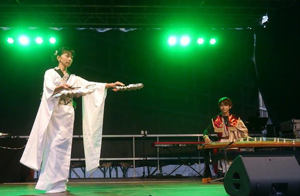 日本から参加の箏奏者・大川さんと地元の日本舞踊家・西川さんの共演
