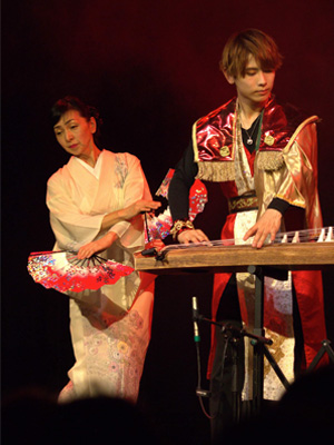 地元の日本舞踊家・西川扇夢二さんと、日本から参加した箏奏者・大川義秋さん