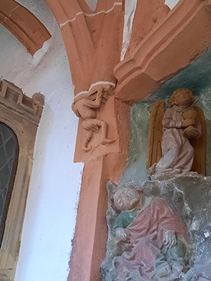 回廊の柱で見つけた不思議な彫刻。なぜ彼は柱に頭を突っ込んでいるのでしょうか?