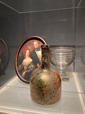 初めて使用されたゼクトボトルと創立者アダム・ヘンケル夫妻の肖像画?
